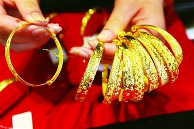 黃金珠寶行業冰火兩重天 明牌珠寶拼一年掙的錢不夠買條金鏈子？趨勢解析與金銀飾品出路